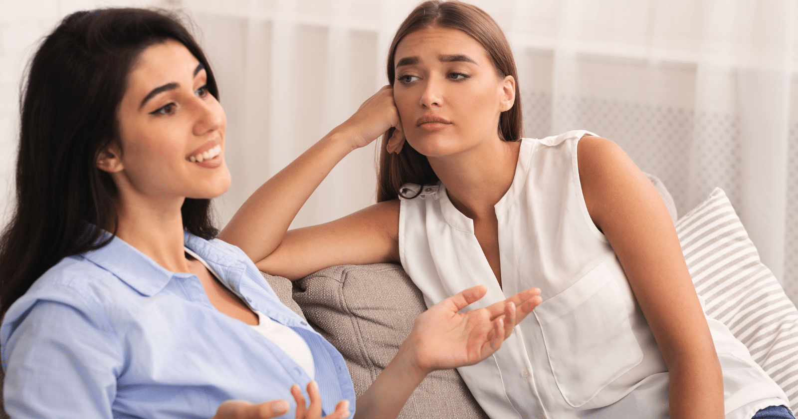 9 subtle signs someone is being plastic and only pretending to like you