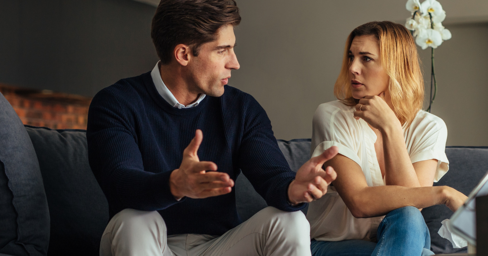 If a man displays these  9 subtle behaviors, he’s attracted to you but has no intention of getting serious