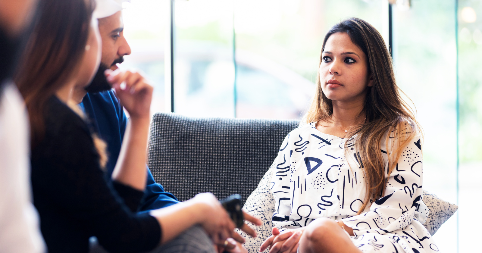 8 behaviors of people who grew up with cold and unaffectionate parents, according to psychology