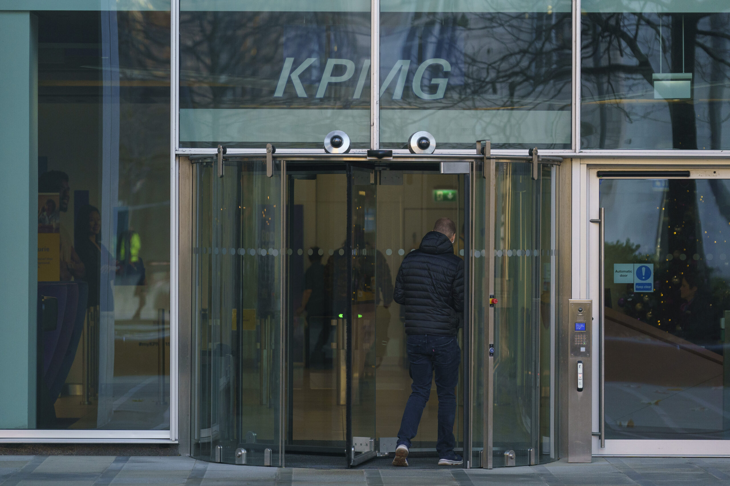 KPMG UK plans to cut hundreds of audit jobs